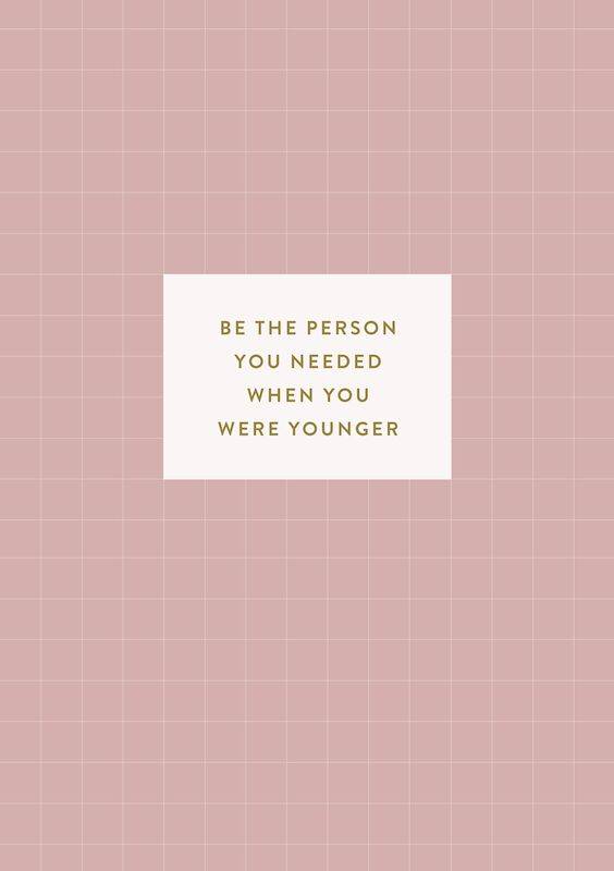 Anteckningsbok: Be the person you needed when you were younger (randig)