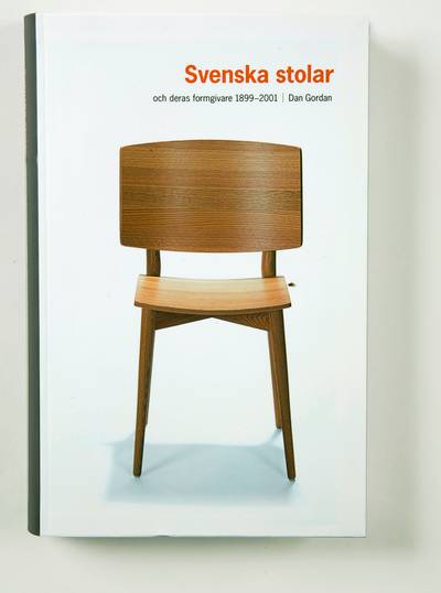 Svenska stolar och deras formgivare 1899-2001