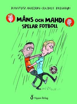 Måns och Mahdi spelar fotboll